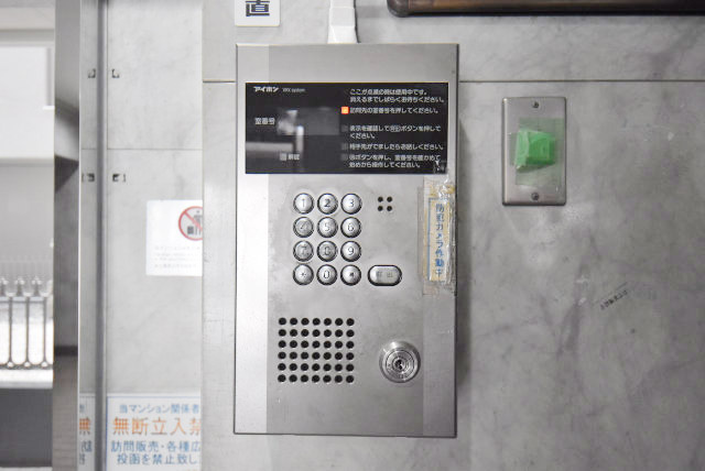 【防犯設備】 | ノバ浅草 | 部外者の出入りを規制するオートロックの操作盤。「マンションに欲しいセキュリティ」の筆頭格です。これがあるだけで、安心感はひときわ増します。～即日のご見学可能～　お問合せはお気軽にどうぞ。
