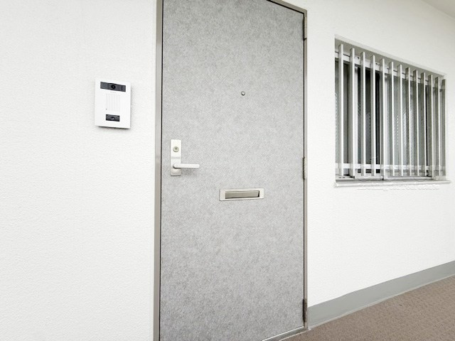 【その他共用部分】 | ノバ浅草 | 皆様をお迎えする、お部屋の玄関ドア。開けやすさや開放角度、ドアノブの操作しやすさや鍵の形状などを、現地で一度ご確認ください。～即日のご見学可能～　お問合せはお気軽にどうぞ。