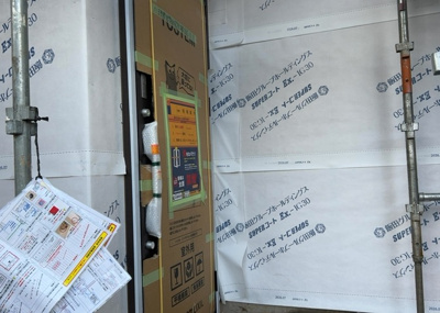 【玄関】 | 北野台新築戸建 | 玄関は家の顔でもあり、家族以外の目にも止まる場所です。玄関は外との間を仕切る扉、靴などをしまっておく収納スペース、靴脱ぎのたたきスペース、来客とのやり取りをするドアホンなど複数のアイテムからなります。
