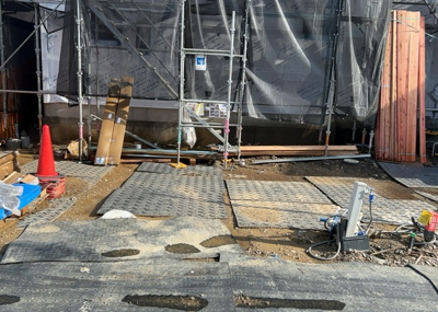 【構造・工法・仕様】 | 北野台新築戸建 | ベタ基礎とは、柱の位置に関係なく全体に基礎がある事を指し、面積が大きい分建物の重さを全体に分散できます。また、地面からの湿気や害虫を遮断でき、木造住宅で心配されるシロアリ被害を防ぐ効果も期待できます。