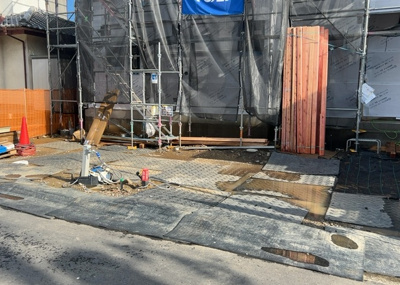 【前面道路含む現地写真】 | 北野台新築戸建 | 道幅が狭い場所は比較的土地の値段が低いことが多く、また交通量が少ないため騒音が少なく静かな環境で過ごせます。また、小さいお子様がいるご家庭も安心です。一方で車の駐車が難しいというデメリットもあります。