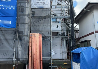 【バルコニー】 | 北野台新築戸建 | 一般的なバルコニーは、奥行1.5ｍ程ですが、ワイルドバルコニーは2ｍまで広がっています。そのため洗濯物の間隔をあけ干すことができ、乾きやすいというメリットや、ガーデニングが楽しめる等の特徴があります。