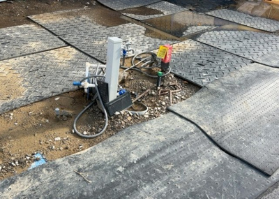 【設備】 | 北野台新築戸建 | 敷地内には、散水栓や立水栓があります。水道水を直接利用できるため、水を運ぶ手間を省くことが出来ます。大量の水を必要とする洗車作業や清掃などに役立ちます。その他設備とあわせて、現地でご確認ください。