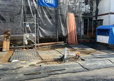 【前面道路含む現地写真】 | 北野台新築戸建 | 住宅用の土地では前面道路に2m以上接していなければならないと法律で定められています。しかし、お持ちの車のサイズやライフスタイルなどにより、2mでは利便が悪い場合もございますので、事前に確認しましょう。