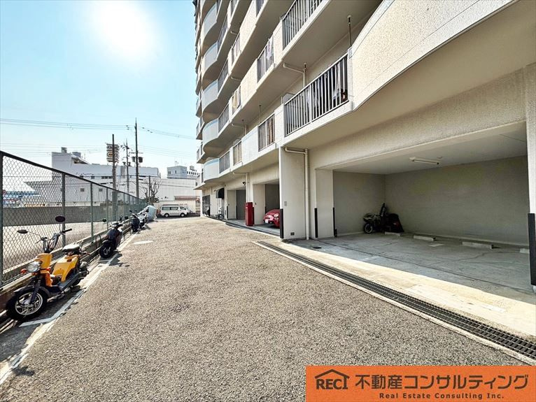 ユニハイム東灘の駐車場