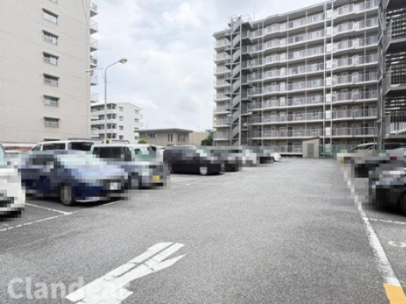 ローズタウン草加　Ａ棟　の駐車場|ドキドキの新生活も、安心してスタート。ぴったりの住まいを見つけませんか？クランディアが一緒に住まい選びをサポートします‼　まずは、お気軽にお問合せください　＃クランディア