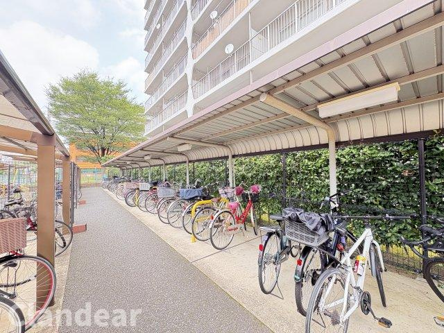 ローズタウン草加　Ａ棟　の駐輪場|ドキドキの新生活も、安心してスタート。ぴったりの住まいを見つけませんか？クランディアが一緒に住まい選びをサポートします‼　まずは、お気軽にお問合せください　＃クランディア