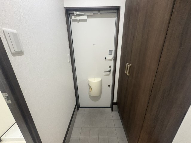 ルクール江坂の玄関