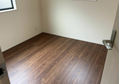 【洋室】 | 楢原町新築戸建 | 洋室のメリットは重い家具が置きやすく、身の回りが整理しやすいことです。 床がフローリングのため畳とは異なり凹みにくいです。 クローゼットなど収納が豊富で、普段使わない旅行カバンや服の整頓も簡単にです。