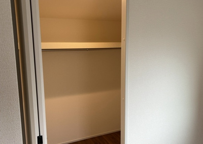 【収納】 | 楢原町新築戸建 | デザイン性を重視しすぎて収納が少なかった！なんてことにならないため、事前に現地で収納の数を確認しておくことをお勧めします。クローゼット以外にも床下収納や屋根裏収納、パントリーなどもチェックしましょう。
