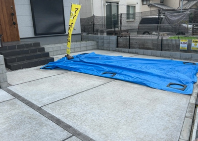 【駐車場】 | 楢原町新築戸建 | 駐車場と明記されていても、最小スペースでつくられた駐車場だと大型車は駐車できなかったり、出入りしにくくなったりする可能性があります。お車のサイズと購入したい物件の駐車場のサイズを現地で確認しましょう。