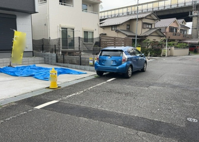 【前面道路含む現地写真】 | 楢原町新築戸建 | 住宅用の土地では前面道路に2m以上接していなければならないと法律で定められています。しかし、お持ちの車のサイズやライフスタイルなどにより、2mでは利便が悪い場合もございますので、事前に確認しましょう。