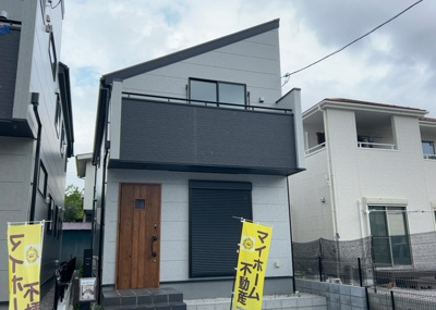 【構造・工法・仕様】 | 楢原町新築戸建 | 木造住宅とは土台、壁、柱など建築物の強度を支える構造体の材に木が使用されている構造を指します。構造体は建物の自重を支えるだけではなく風圧や水圧、積裁荷重などあらゆる衝撃に耐えるための基礎です。
