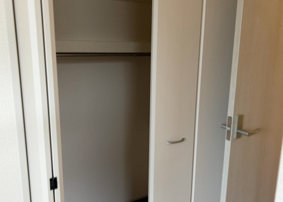 【収納】 | 楢原町新築戸建 | ウォークインクローゼットがあれば、クローゼット内でコーディネートが完成できますし、季節の変わり目に行う衣替えの手間も省けます。また、スーツケースなど大きいものもしまうことができ使い勝手がよいです。