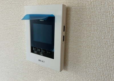 【セキュリティ】 | 楢原町新築戸建 | モニターで来訪者を確認して、目的が分からない場合はインターホンを通じて室内から会話することができます。怪しいと感じた場合はインターホン越しにお帰りいただくことができるので、直接会うことがなく安全です。