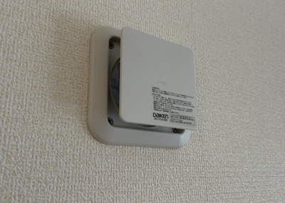 【冷暖房・空調設備】 | 楢原町新築戸建 | 1日中建物内の換気が行われるように設計された仕組みです。気密性の高い住宅は、家に籠った空気でシックハウス症候群になる可能性がありますが、24時間換気システムであれば計画的な換気で対策が可能です。