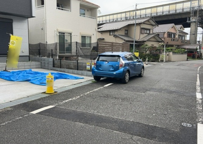 【前面道路含む現地写真】 | 楢原町新築戸建 | お持ちの車種によっては前面道路が広い方が便利でしょう。しかし、前面道路が広ければその分交通量が多くなるため、騒音などが気になる場合があります。実際に現地を見学し、周辺交通量や騒音などを確認しましょう！