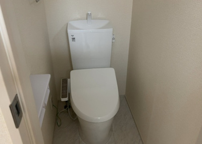 【トイレ】 | 楢原町新築戸建 | トイレは大きさや形、機能、抗菌性などが異なる多種多彩なタイプが各メーカーから出ています。それぞれに良さがあるため、事前にどういったタイプのトイレがいいのかをご家庭内で決めて、内見に行くといいでしょう。