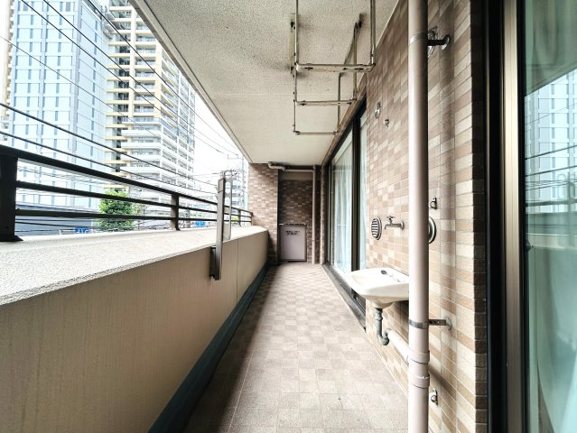 内装も外観も綺麗でしょ♪横浜駅まで平坦で徒歩１０分の立地だから通勤にもGOOD☆『クリオ横浜伍番館』リノベーションのバルコニー|広々としたバルコニーです