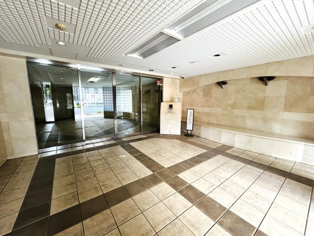 内装も外観も綺麗でしょ♪横浜駅まで平坦で徒歩１０分の立地だから通勤にもGOOD☆『クリオ横浜伍番館』リノベーションのエントランス|ゆとりのあるエントランスです