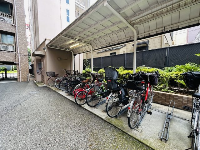 内装も外観も綺麗でしょ♪横浜駅まで平坦で徒歩１０分の立地だから通勤にもGOOD！！そう、これだけの価格には、今後も得られる恩恵だけの価値がある！！それが、『クリオ横浜伍番館』リノベーションの駐輪場