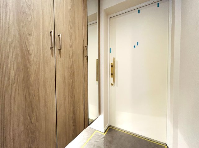 内装も外観も綺麗でしょ♪横浜駅まで平坦で徒歩１０分の立地だから通勤にもGOOD☆『クリオ横浜伍番館』リノベーションの玄関|玄関です