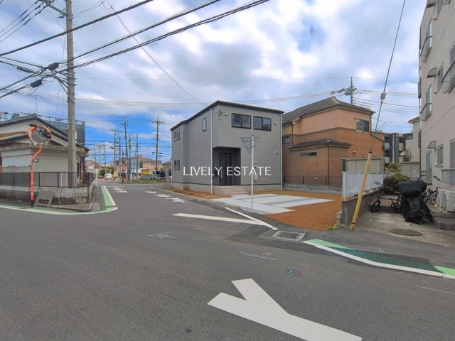 草加市弁天2丁目 新築分譲住宅 の前面道路含む現地写真
