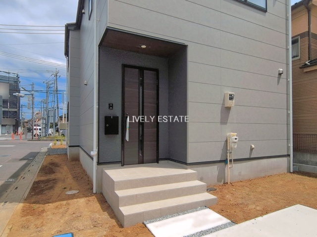 草加市弁天2丁目 新築分譲住宅 の玄関
