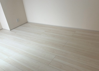 【洋室】 | 東大沼新築戸建 | 洋室のメリットは重い家具が置きやすく、身の回りが整理しやすいことです。 床がフローリングのため畳とは異なり凹みにくいです。 クローゼットなど収納が豊富で、普段使わない旅行カバンや服の整頓も簡単にです。