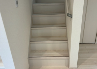 【内装】 | 東大沼新築戸建 | 建物の上下階の通路である階段は、その位置によって動線や室内の印象が大きく左右されます。手摺にも重要な役割があり、転倒の防止・歩行や動作を円滑にして日常生活を支えることを主な目的として設置されています。