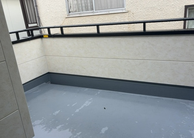 【バルコニー】 | 東大沼新築戸建 | バルコニーは、室外の専用スペースのうち、「屋根がなく開放された空間」であるものを指します。ベランダより広いタイプのものが多く、日当たりもよいため家庭菜園などを楽しみたい人にとって適した環境となります。