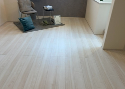 【居間・リビング】 | 東大沼新築戸建 | L型アイランドタイプは、キッチンからダイニングにもリビングにも目が行き届くので、とても使いやすい配置です。L字型独立タイプは、キッチンを独立させてるためLDKというよりもLDといった様なイメージです。