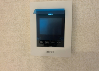 【セキュリティ】 | 東大沼新築戸建 | モニターで来訪者を確認して、目的が分からない場合はインターホンを通じて室内から会話することができます。怪しいと感じた場合はインターホン越しにお帰りいただくことができるので、直接会うことがなく安全です。