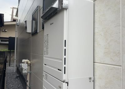 【発電・温水設備】 | 東大沼新築戸建 | 省エネ給湯器とは従来型の給湯器より熱効率が高く、少ない燃料でたくさんのお湯を沸かすことが出来る高効率な給湯器のことを指します。また、省エネ給湯器には種類があり、利便性や効果なども様々です。
