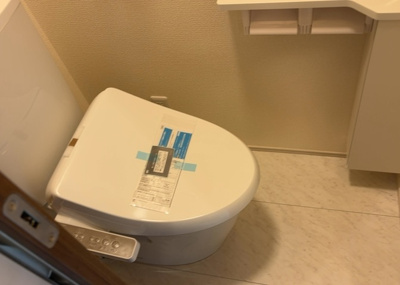 【トイレ】 | 東大沼新築戸建 | トイレは大きさや形、機能、抗菌性などが異なる多種多彩なタイプが各メーカーから出ています。それぞれに良さがあるため、事前にどういったタイプのトイレがいいのかをご家庭内で決めて、内見に行くといいでしょう。