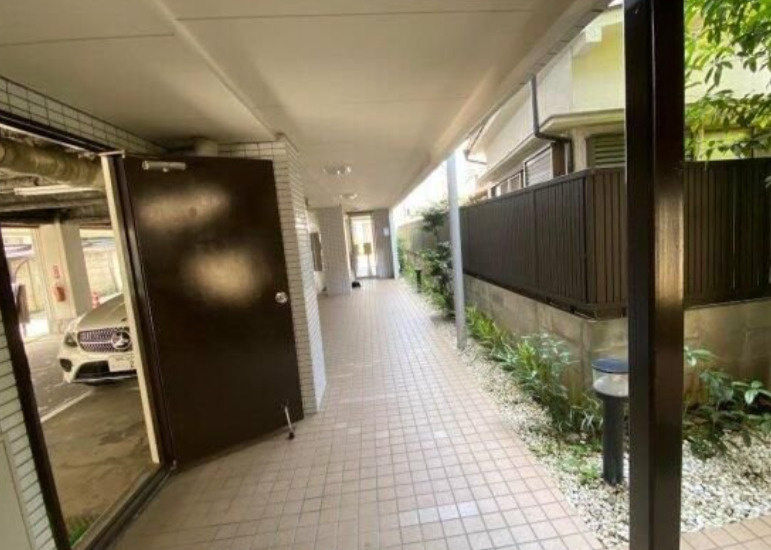 カーサ栄のエントランス