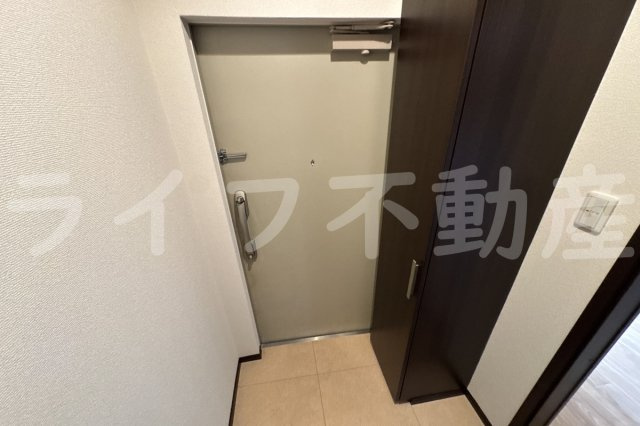 エストレヤ荒川の玄関|収納もある玄関です