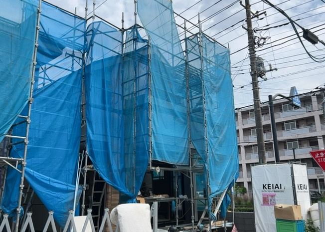 【バルコニー】 | 元本郷町新築戸建 | バルコニーは、室外の専用スペースのうち、「屋根がなく開放された空間」であるものを指します。ベランダより広いタイプのものが多く、日当たりもよいため家庭菜園などを楽しみたい人にとって適した環境となります。