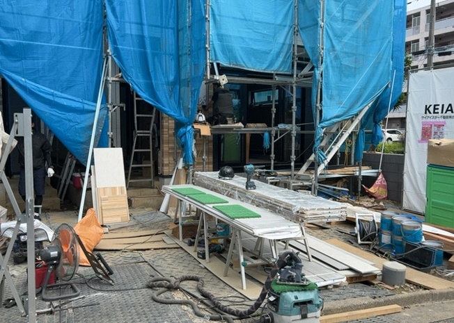 【構造・工法・仕様】 | 元本郷町新築戸建 | 木造住宅とは土台、壁、柱など建築物の強度を支える構造体の材に木が使用されている構造を指します。構造体は建物の自重を支えるだけではなく風圧や水圧、積裁荷重などあらゆる衝撃に耐えるための基礎です。