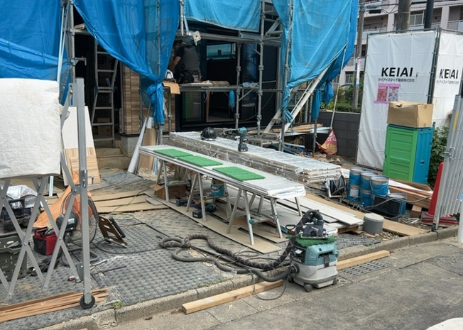 【構造・工法・仕様】 | 元本郷町新築戸建 | ベタ基礎とは、柱の位置に関係なく全体に基礎がある事を指し、面積が大きい分建物の重さを全体に分散できます。また、地面からの湿気や害虫を遮断でき、木造住宅で心配されるシロアリ被害を防ぐ効果も期待できます。