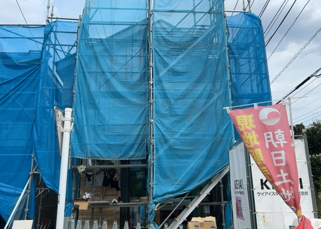 【外観】 | 元本郷町新築戸建 | 現地に行くなら、物件の周囲の地形がどうなっているかを見ることも大切です。周辺より低くなっている土地では、大雨などで水が集まりやすいため、地盤が弱くなっているということも考えられるため、注意が必要です。
