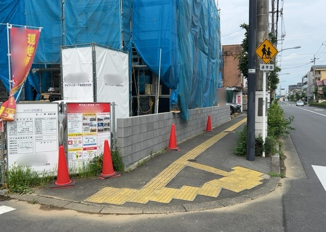 【前面道路含む現地写真】 | 元本郷町新築戸建 | 道幅が狭い場所は比較的土地の値段が低いことが多く、また交通量が少ないため騒音が少なく静かな環境で過ごせます。また、小さいお子様がいるご家庭も安心です。一方で車の駐車が難しいというデメリットもあります。