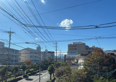 【展望】 | 元本郷町新築戸建 | 周囲は落ち着いた住宅街が広がる平坦地で、開放感のある眺望が楽しめます。角地の立地を活かした前面道路の広さにより前方を遮る建物がなく、日当たりや通風も良好。四季の風を感じられる心地よい環境です。