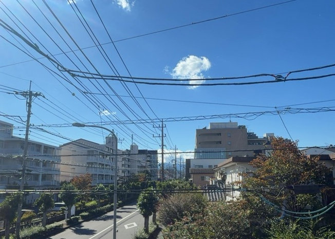 【展望】 | 元本郷町新築戸建 | 周囲は落ち着いた住宅街が広がる平坦地で、開放感のある眺望が楽しめます。角地の立地を活かした前面道路の広さにより前方を遮る建物がなく、日当たりや通風も良好。四季の風を感じられる心地よい環境です。