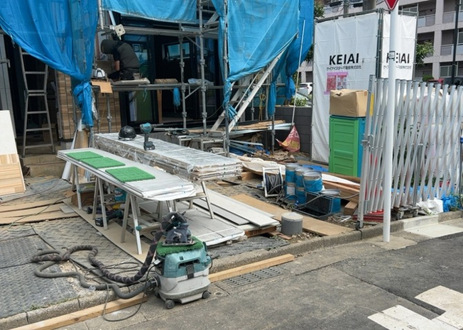 【駐車場】 | 元本郷町新築戸建 | 車一台あたりに必要なスペースは、標準サイズの普通自動車で横幅2m50cm、長さ5mは必要になります。ただし、乗降のことも考慮して横幅3m30cm、長さ5m50cmほどは確保できるところを選びましょう。