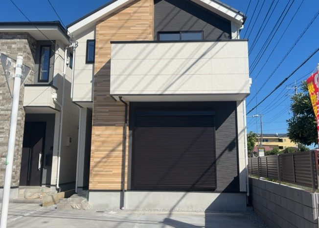 【外観】 | 元本郷町新築戸建 | 2026年9月完成予定の新築一戸建て外観イメージ。南側15m公道と西側4m公道に接する角地物件で、陽当り・通風ともに良好です。八王子市元本郷町1丁目の静かな住環境で、快適な暮らしを実現できます。