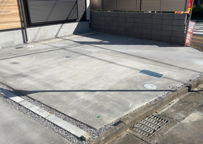 【駐車場】 | 元本郷町新築戸建 | 敷地内には2台分のお車を並列駐車できるカースペースを完備。前面道路は南側15m・西側4mと広く、お車の出し入れや駐車作業もスムーズに行えます。セカンドカーをお持ちのご家庭にも大変便利な仕様です。