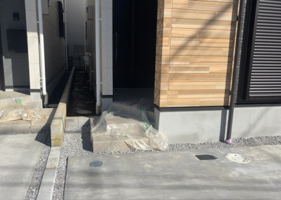 【庭】 | 元本郷町新築戸建 | 敷地面積107.76㎡の角地を活かしたお庭スペース。ガーデニングを楽しんだり、お子様のちょっとした遊び場として活用したりと多目的に使えます。隣地との距離もしっかり確保され、心地よい風が通り抜けます。