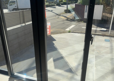 【内装】 | 元本郷町新築戸建 | 室内は明るいカラーで統一されたフローリング仕様。全居室複層ガラスを備え、防音・断熱効果に優れています。照明器具も付き、引越し後すぐに快適な暮らしをスタートできる配慮が施された魅力的な内装です。