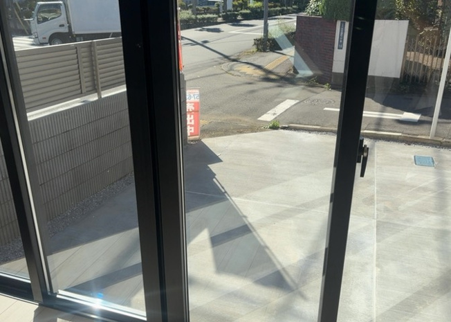 【内装】 | 元本郷町新築戸建 | 室内は明るいカラーで統一されたフローリング仕様。全居室複層ガラスを備え、防音・断熱効果に優れています。照明器具も付き、引越し後すぐに快適な暮らしをスタートできる配慮が施された魅力的な内装です。